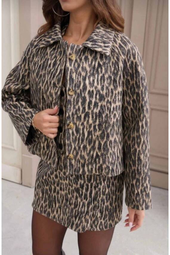 ÖNÜ DÜĞMELİ KAPAMALI LEOPAR DESEN CROP CEKET ETEK TAKIMI - 1