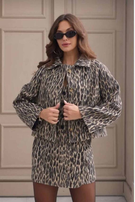 ÖNÜ DÜĞMELİ KAPAMALI LEOPAR DESEN CROP CEKET ETEK TAKIMI - 2
